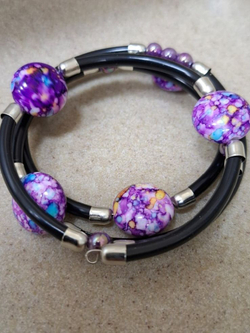 Нежный жемчужный браслет со стеклянным тюльпаном