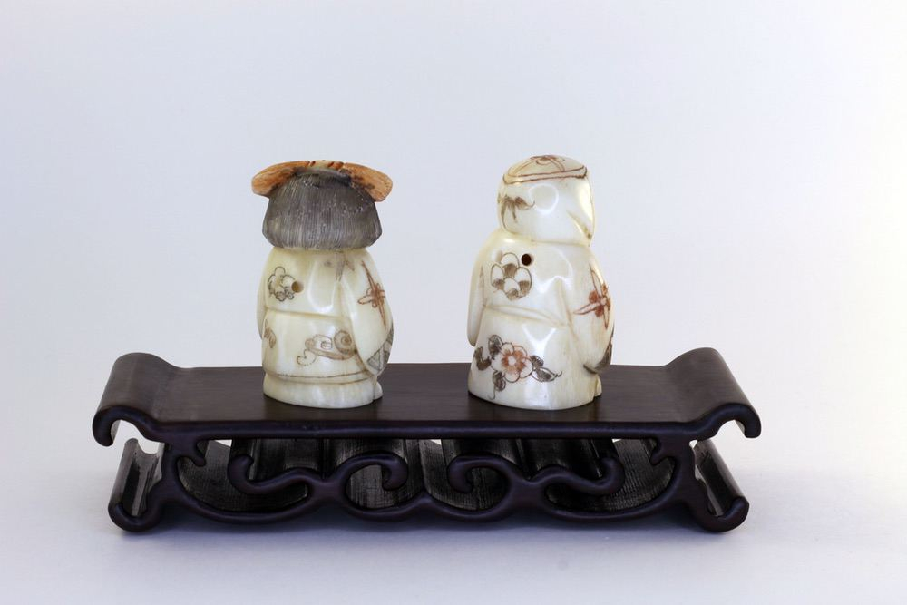 Сет нэцкэ Два ребенка Карако (мальчик и девочка) на подставке