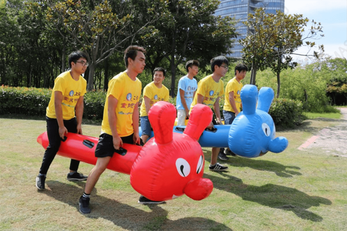 Надувная командная игра "Верхом на гусенице"  3,5*1*2м