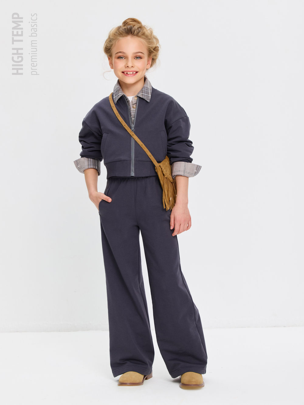 Укороченный бомбер из футера на молнии