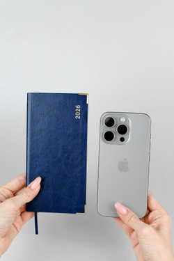 Еженедельник датированный 2026 ESCALADA, 170х88 мм, 64 л., арт. 70386/ 40 САРИФ СИНИЙ (кожзам: интегральный переплёт, материал обложки: искусственная кожа "Сариф"; декор: металлические уголки, тиснение фольгой; способ крепления блока: ниткошвейный; в