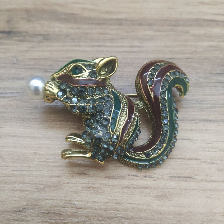 Брошь Белка с жемчужиной со стразами эмаль цветная металл золотистый черненый