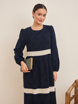 Платье с кружевными вставками