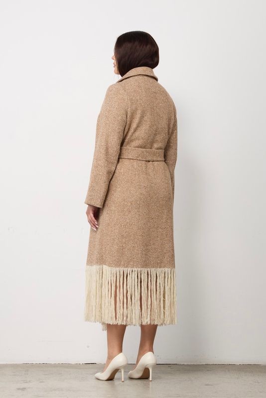 Пальто с бахромой в елочку