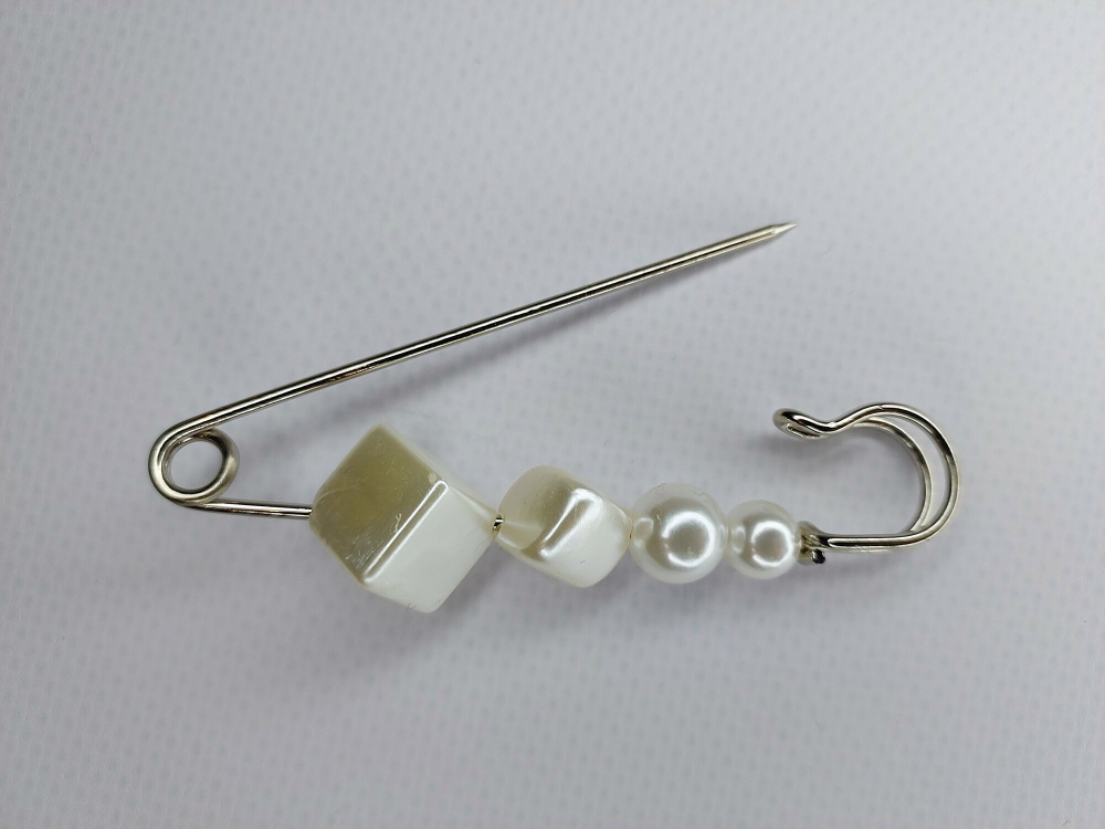 Булавка брошь "Жемчужная роскошь" для кардигана. пальто. Костюма. Цвет  белый