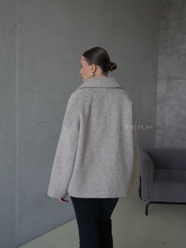 Бежевое пальто-пиджак с утепленным жилетом