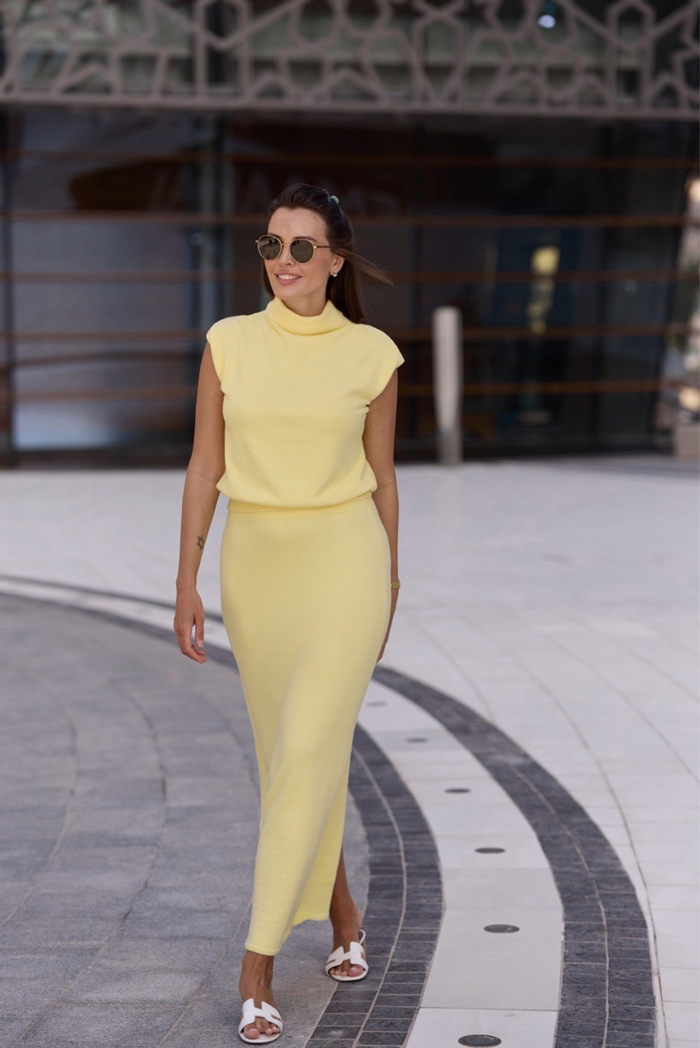 трикотажный топ в желтом цвете