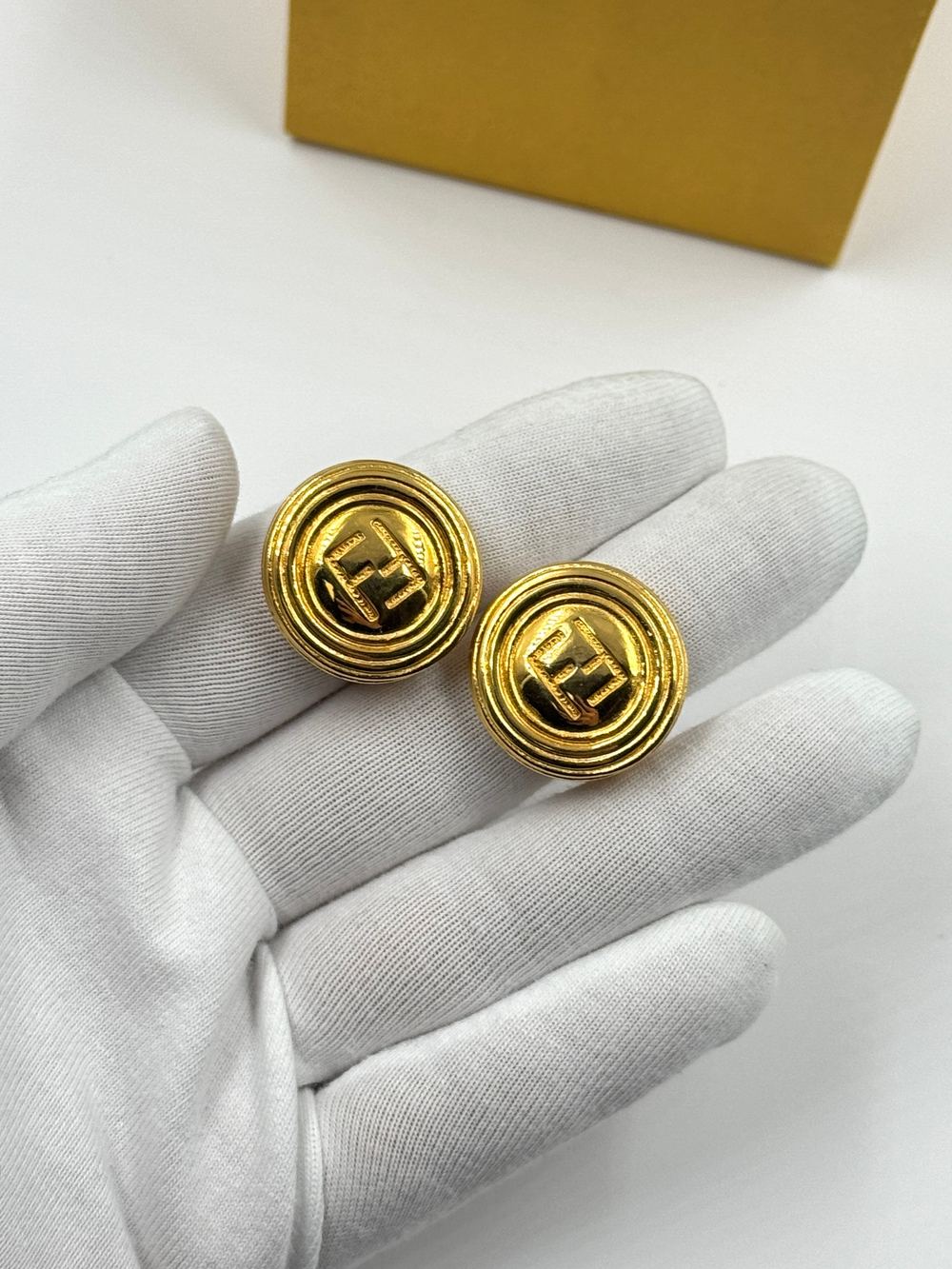 Клипсы с лого Fendi