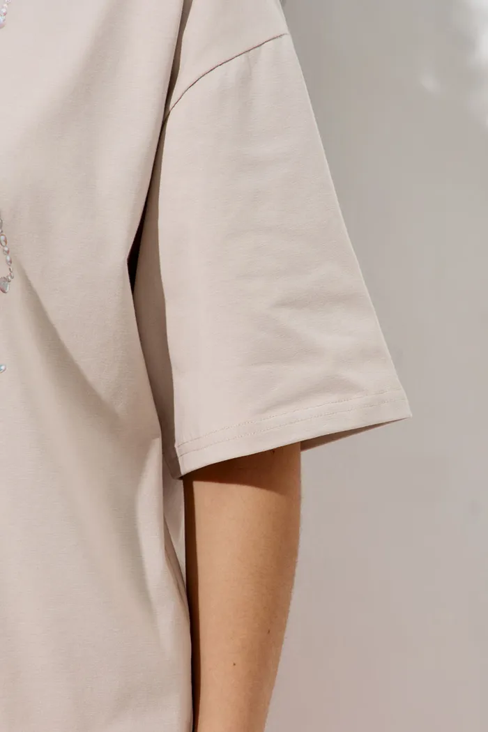 Футболка с принтом "Жемчужный бра" серо-бежевого цвета