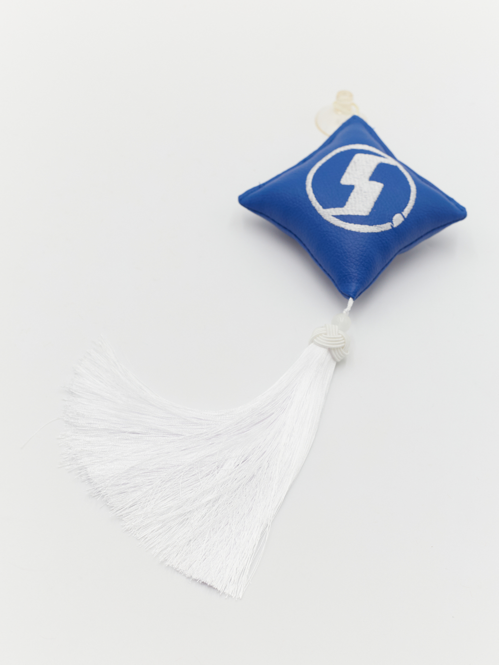 Ромб объемный на присоске SHACMAN (экокожа, синий, белая вышивка, кисть)