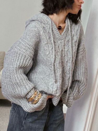 Серый вязаный свитер с капюшоном