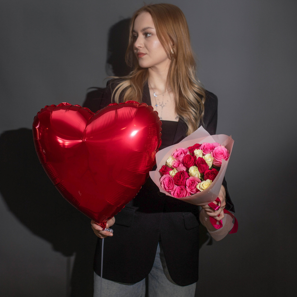 Подарочный набор 19 роз Кения 32см + шар Сердце