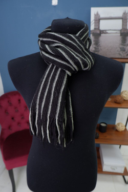 Шарф в черно-белую полоску