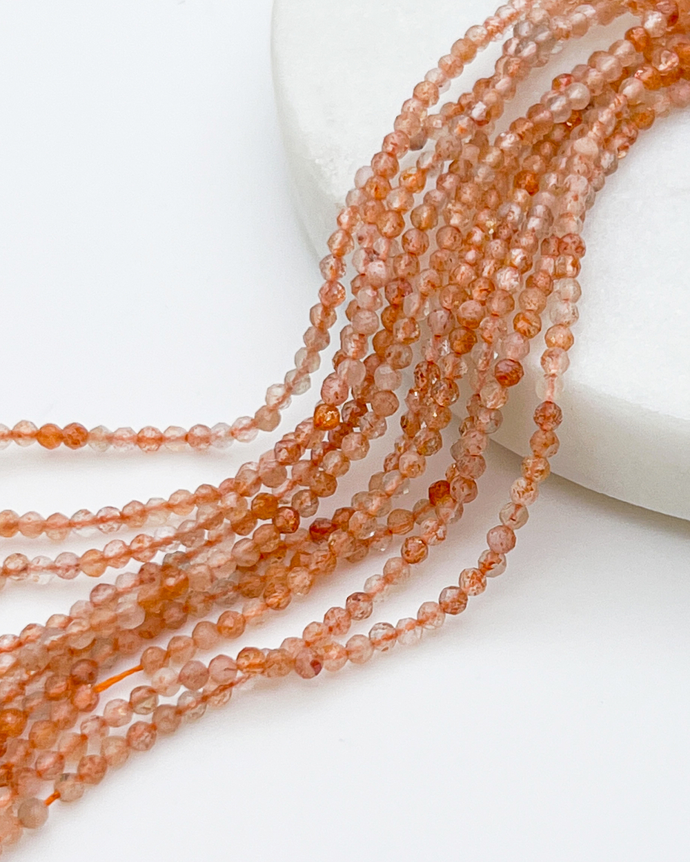 Солнечный камень граненый, размер около 2,2 мм, цена за нить 38 см