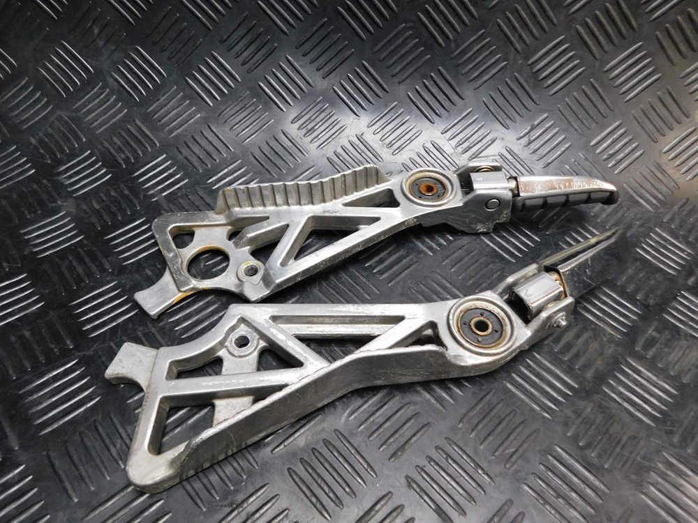 Подножки пассажирские Yamaha FZX750 3XF. (с кронштейнами)
