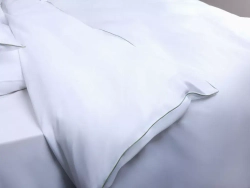 Постельное белье семейное Mollen белое с нефритовым кантом