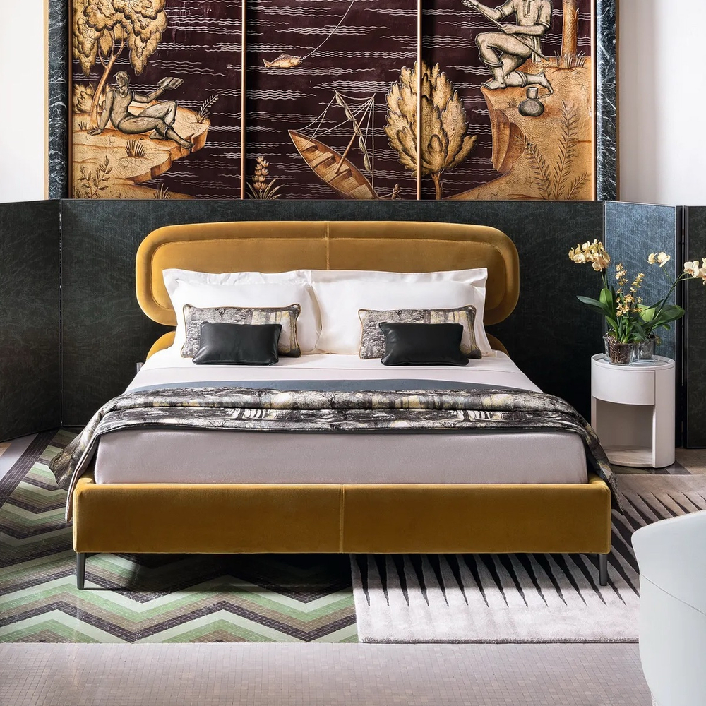 Двуспальная кровать с мягким изголовьем