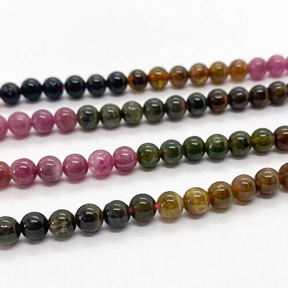 Бусины Турмалин, диаметр 4-4,3 мм, цена за 40-41 шт (1/2 нити)