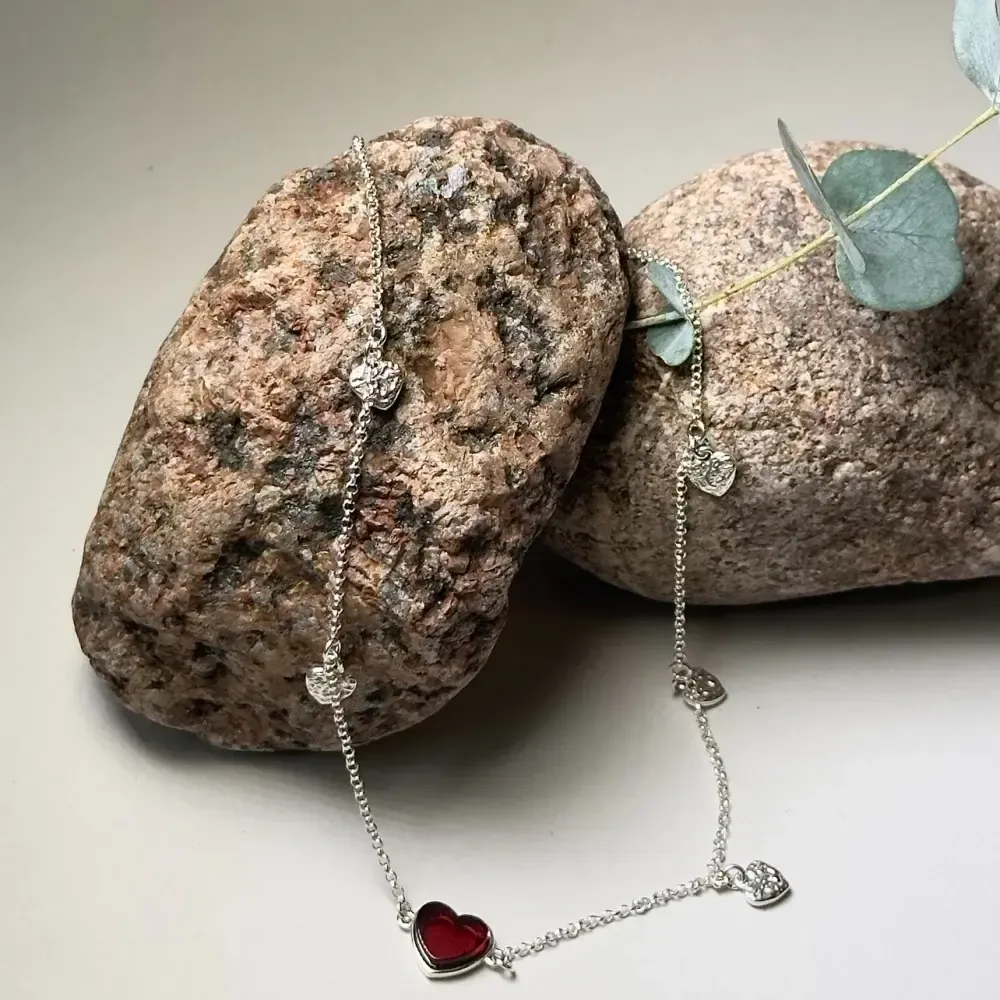 Колье Сердце с вишневым янтарем