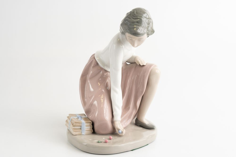 Фарфоровая статуэтка Lladro/Nao «Девочка, играющая в шарики» (Girl Playing Marbles)