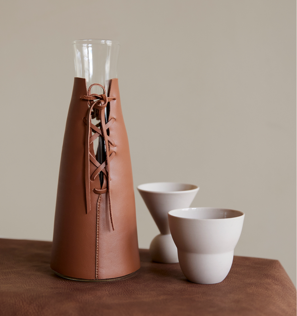 Графин стеклянный в кожаном чехле