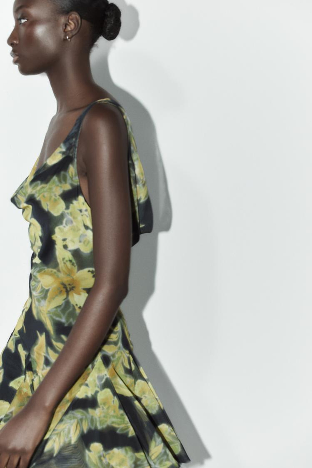 ZARA КОРОТКОЕ ПЛАТЬЕ ИЗ ТЮЛЯ С ЦВЕТОЧНЫМ ПРИНТОМ, ЧЕРНЫЙ/ЗЕЛЕНЫЙ