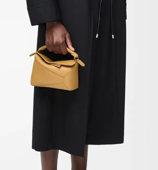 Сумка Loewe Puzzle Edge bag in classic calfskin