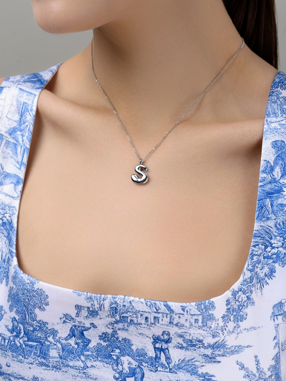 Колье с буквой