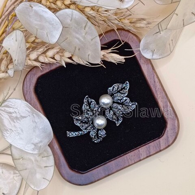 Брошь "Листья с жемчугом"