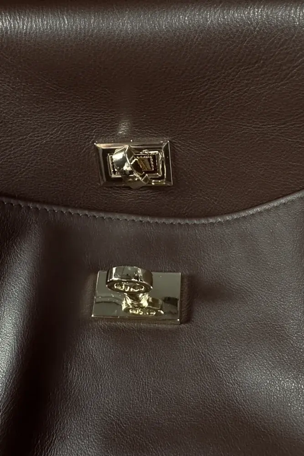 Женская сумка из натуральной кожи ягненка коричневого цвета