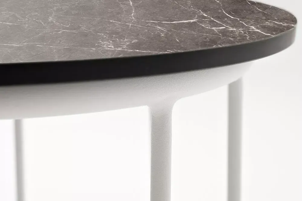"Эквадор" журнальный стол из HPL круглый Ø40 H55, каркас из алюминия белый муар, цвет столешницы "серый мрамор"