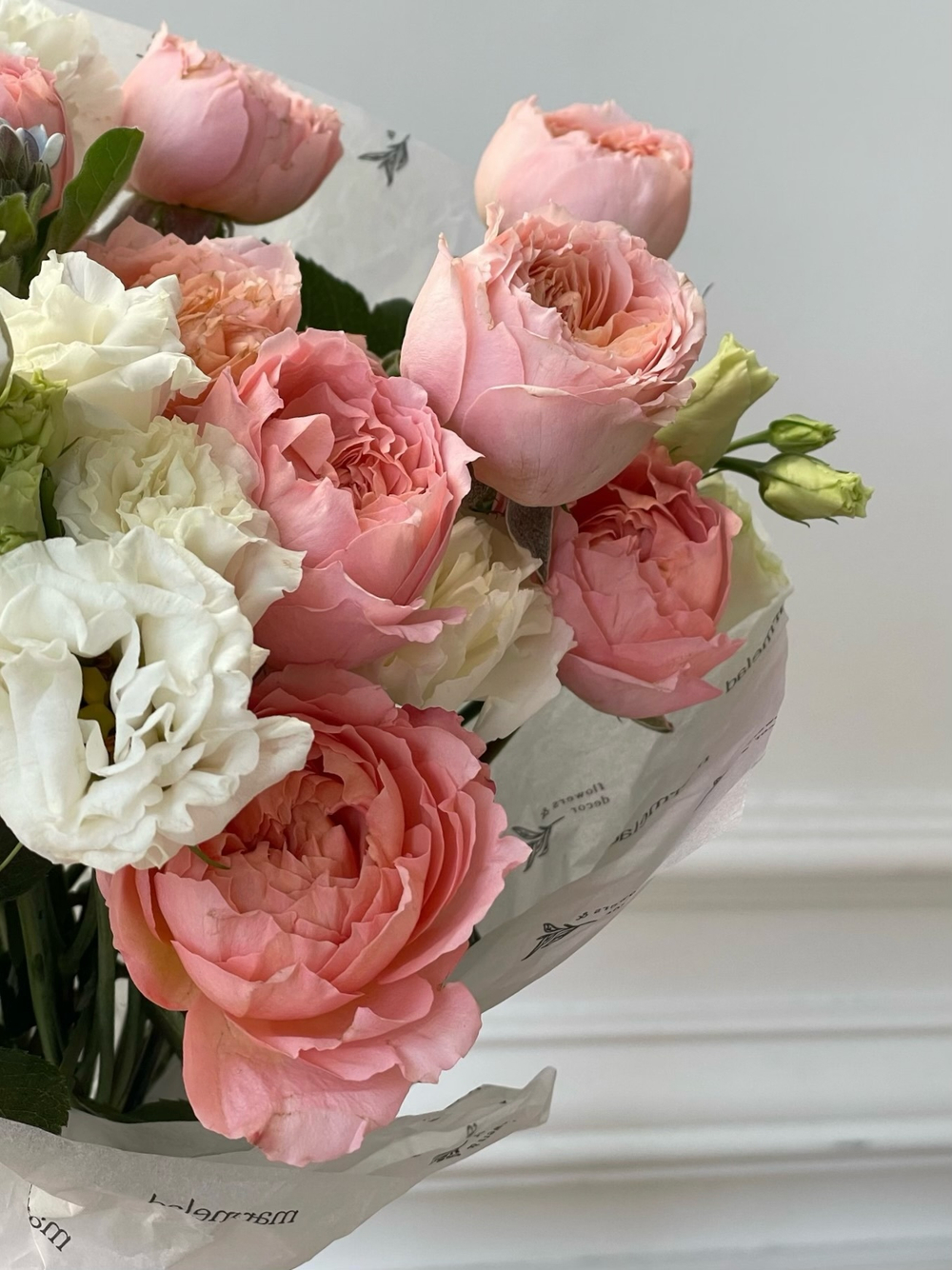 Букет в вазу с пионовидной персиковой  кустовой розой