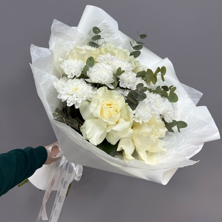 Букет из белых французских роз и белых хризантем с эвкалиптом
