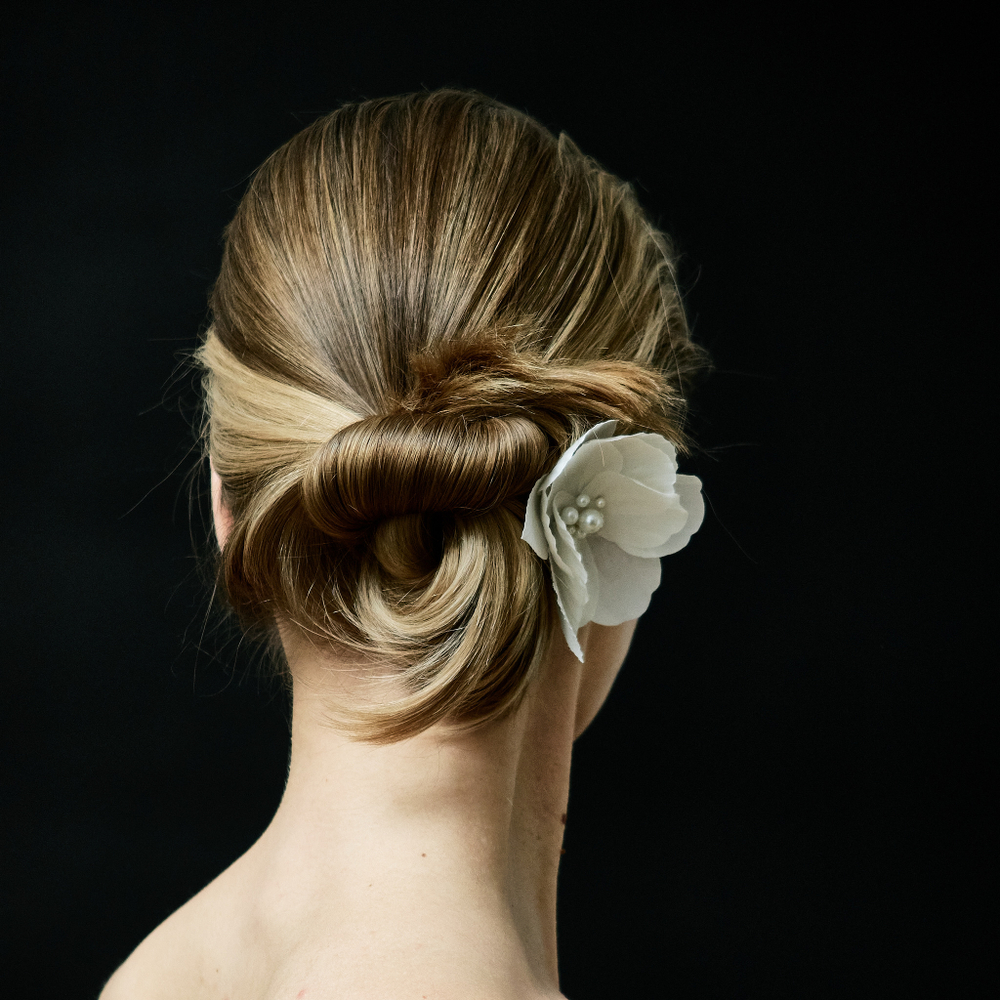 Заколка-пион из белого шелка