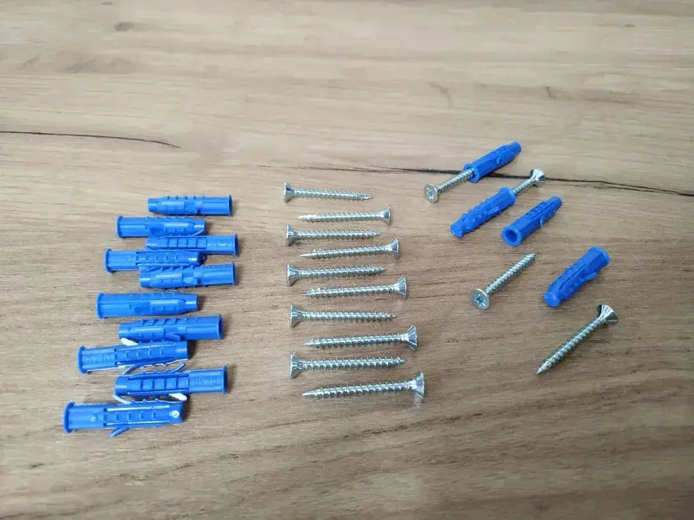 Набор оцинкованных саморезов 4 х 35 и дюбелей 6 х 30 - 10 штук.