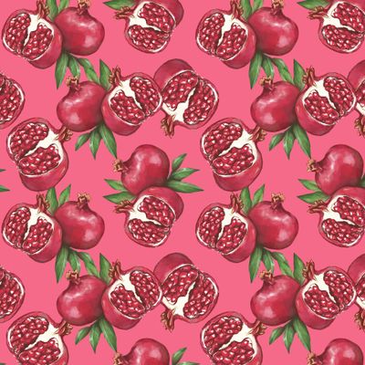 Сочные гранаты на розовом фоне