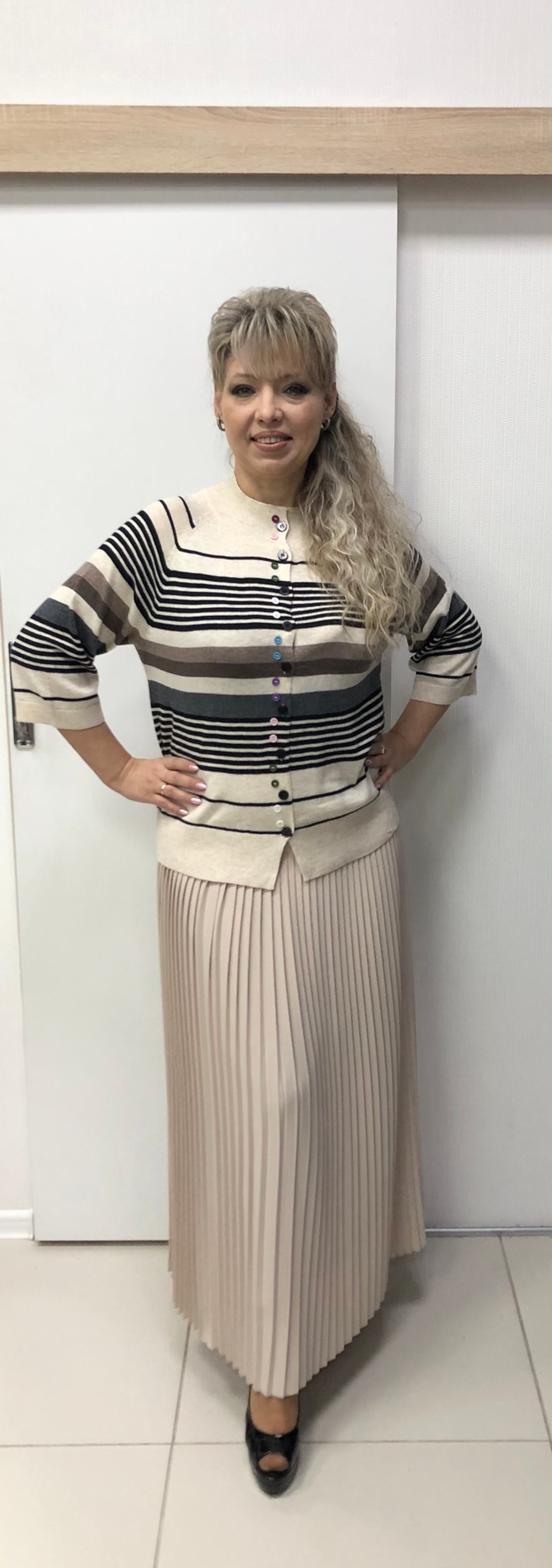 Бежевая длинная гофрированная юбка