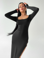 Платье удлиненное однотонное с овальным вырезом и разрезом по ноге