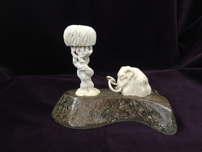 Мамонт у дерева