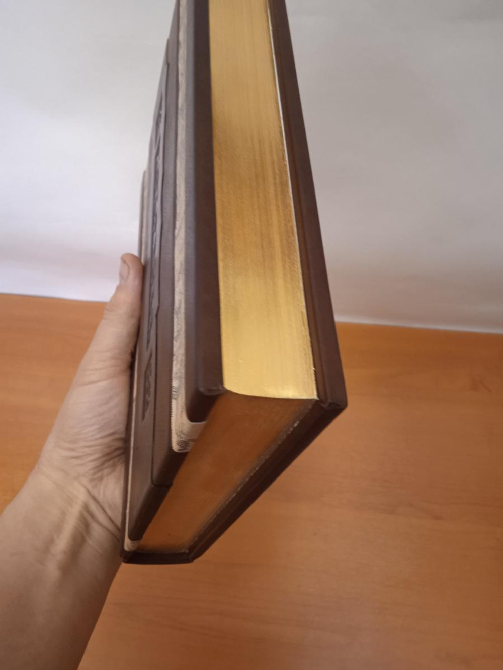 "Конфуций. Афоризмы мудрости" Книга подарочная в кожаном переплете