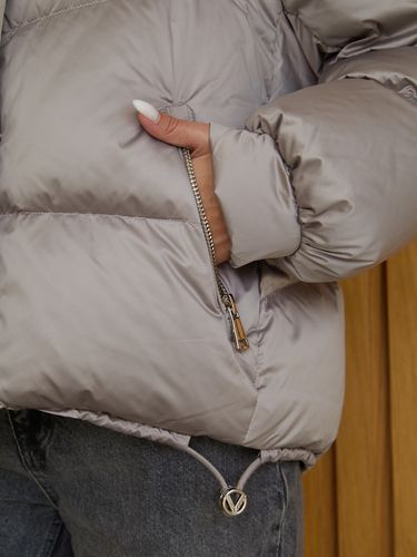 Серый пуховик с меховой отделкой