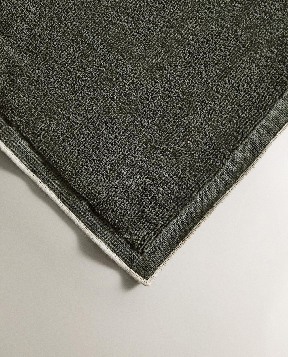 Zara Home - Велюровое банное полотенце с оверлоком, зеленый, 50х90 см