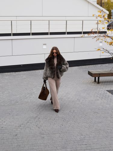 Укороченный шерстяной пуховик с мехом лисы