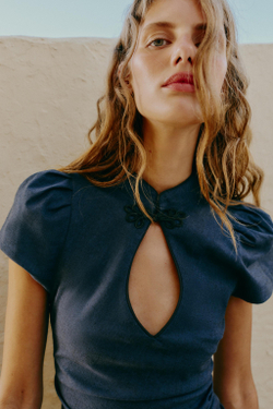 ZARA УКОРОЧЕННОЕ ПЛАТЬЕ ИЗ ЛЬНА С ЗАСТЕЖКОЙ-АЛАМАРОМ, ИНДИГО