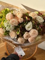 Букет из гортензии, маттиолы, кустовых пионовидных роз, лизиантуса и диантусов