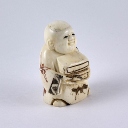 Нэцкэ Молодой монах с книгами