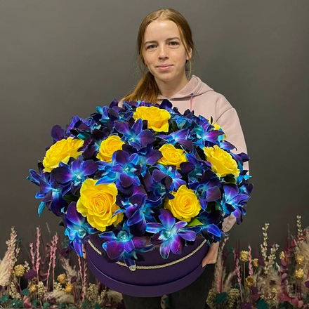 Купить Букет из роз и орхидей «‎Космос и солнце»