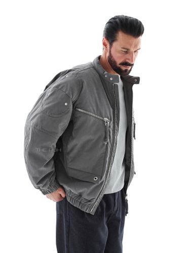 Серый утепленный бомбер с нагрудными карманами