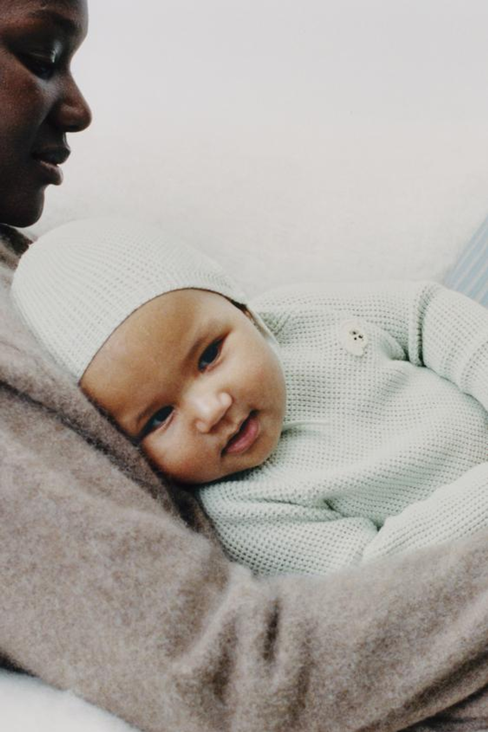 ZARA ВЯЗАНЫЙ СВИТЕР С ВЫШИВКОЙ СОБАКИ, ВОДЯНИСТО-ГОЛУБОЙ