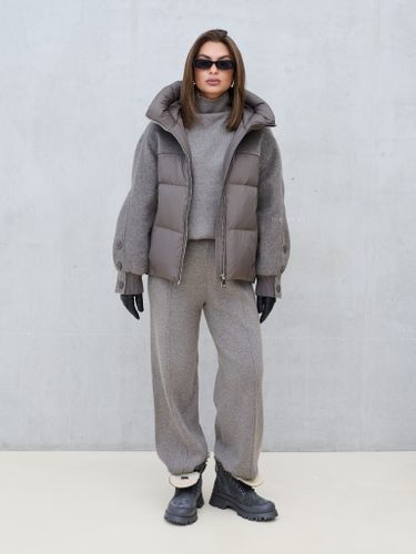 Комбинированный серый пуховик с капюшоном